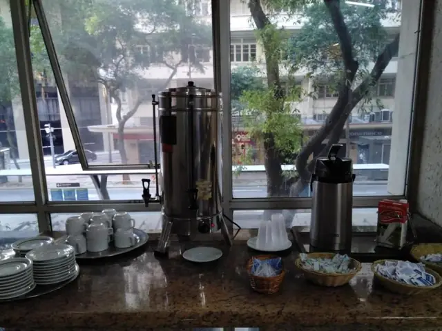 Der Kaffee zum Frühstück, am Fenster zur Avenida