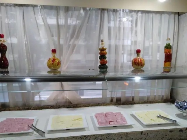Aufschnitt und Käse am Frühstücksbuffet