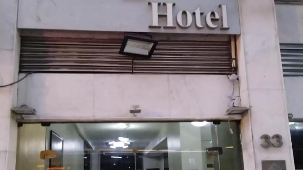 Der Eingang des Hotel Atlântico Avenida, mit Glastüren