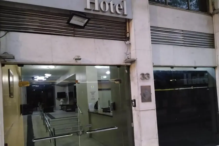 Der Eingang des Hotel Atlântico Avenida an der Avenida Rio Branco, mit dem Schild „Hotel“ und der Nummer 33