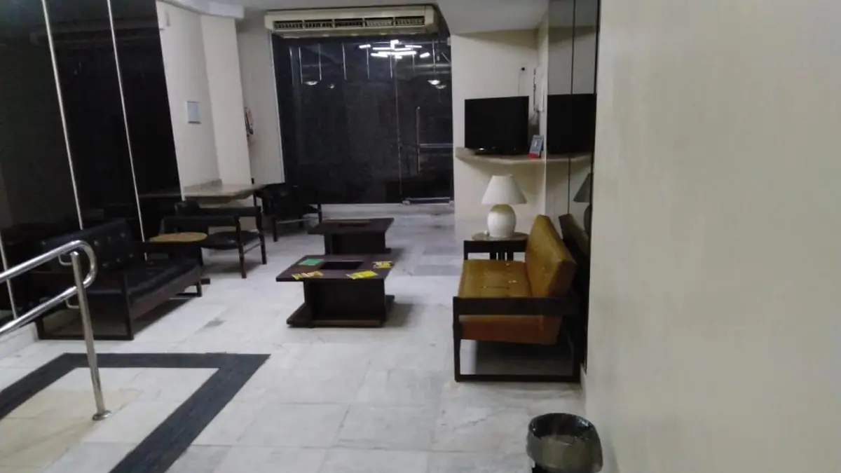 Die Lobby des Hotel Atlântico Avenida, mit Sesseln und Marmorboden